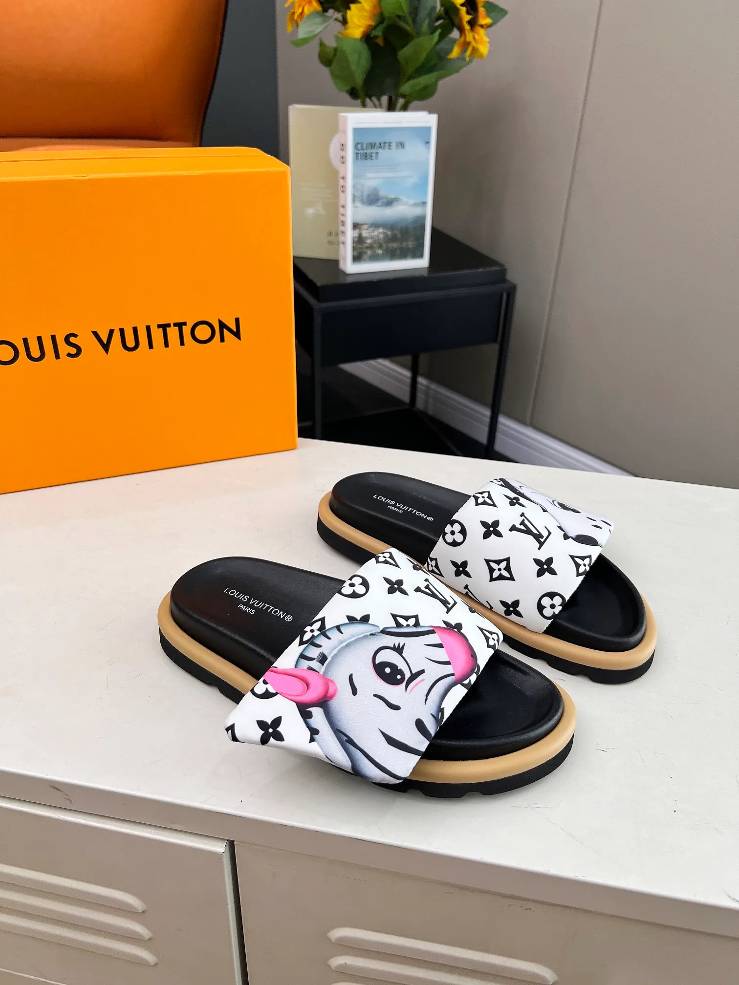 👟👟Ex-factory price 360👟👟 lv donkey brand l home 2024 hot style embossed logo embossed sandals This ol low comfort flat sandals are made of technical fabrics and use high-frequency embossing technology to reinterpret the monogram pattern. Soft padded upper with adjustable Velcro, comfortable and tough insole adds harmonious color ▪️Fabric: Original customized technical fabric ▪️Lining: soft sheepskin lining ▪️Sole: Original open-molded rubber foam outsole Color: .yellow.black▪️
